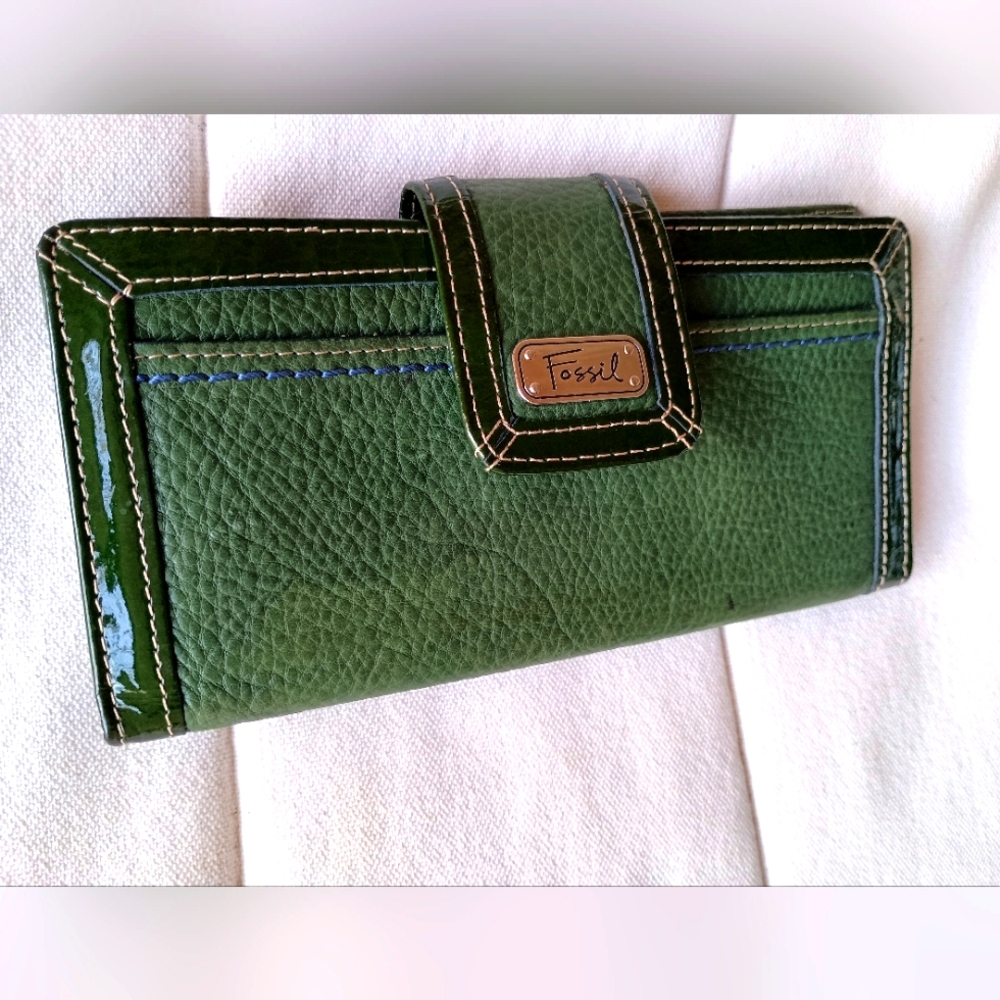 Fossil Green Leather Accordion Wallet with Contrast Stitching